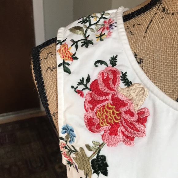 Sundance Catalog sleeveless white embroidery peplum top, size small - Picture 3 of 9